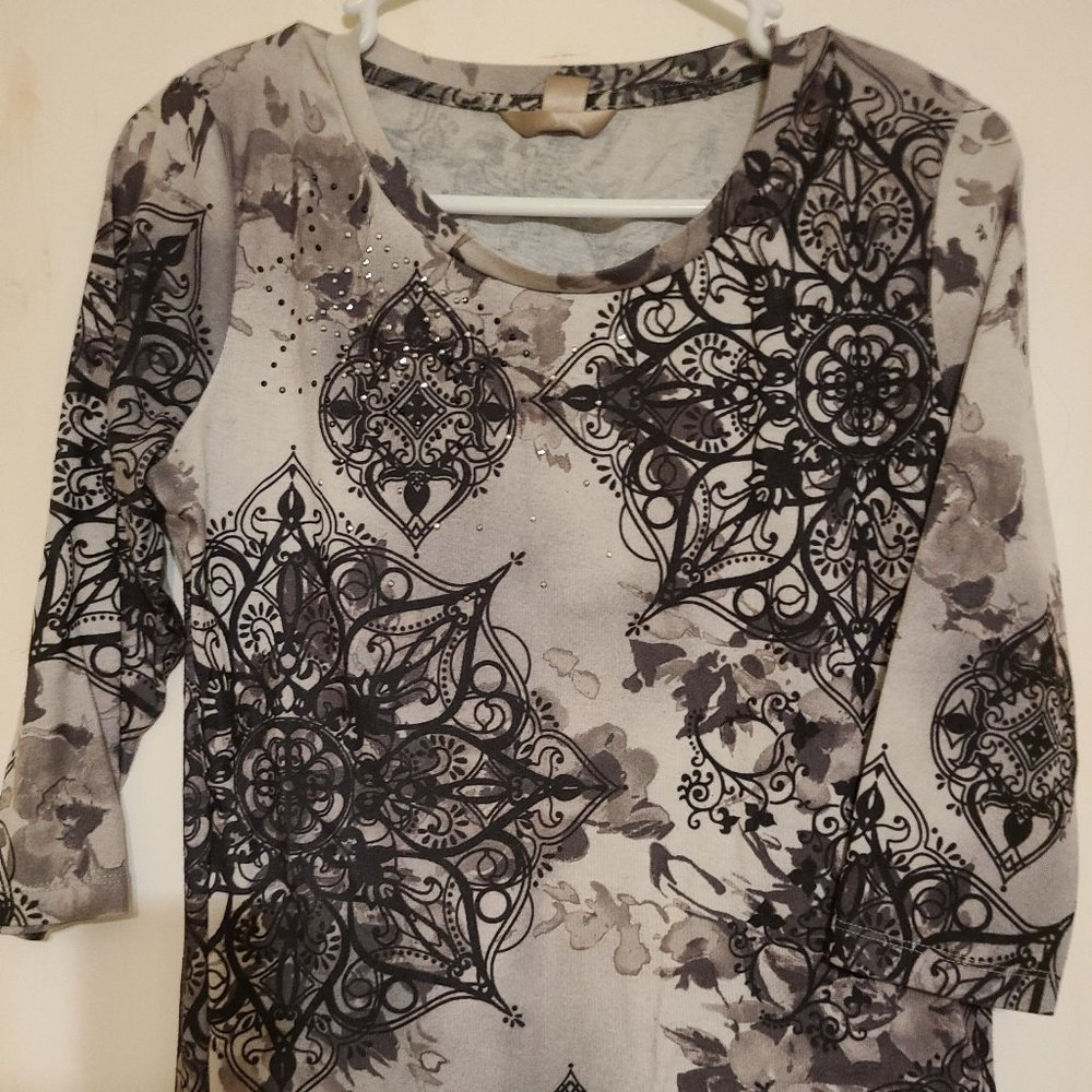 WHITE STAG GRAY & BLACK PRINT TOP